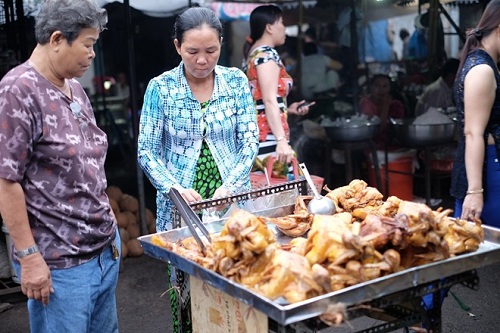 Le poulet entier frit savoureux